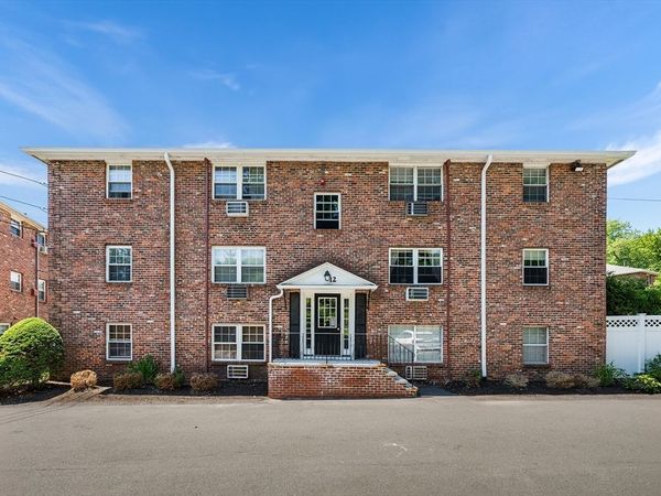 12 Colonial Village Dr, Unit 8, Arlington, MA 02474