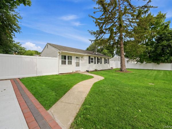 710 Bourdois Avenue , Bellport, NY 11713