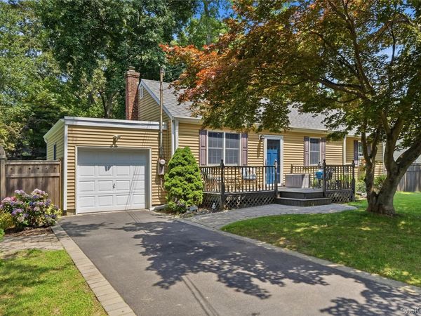 10 Valleywood Drive, Huntington Station, NY 11746