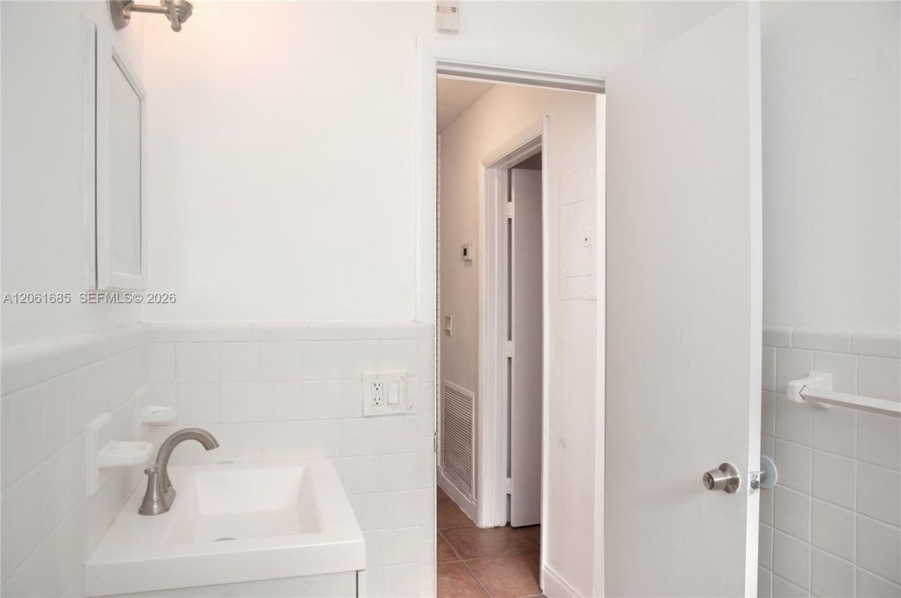 304 SE 9th Ct , Unit 6, Hallandale Beach, FL 33009 Photo