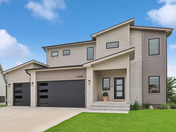 17208 Brookview Drive, Urbandale, IA 50263