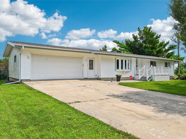 101 Walnut Street, Van Horne, IA 52346