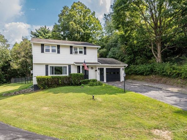 103 Oakridge Circle, Syracuse, NY 13209