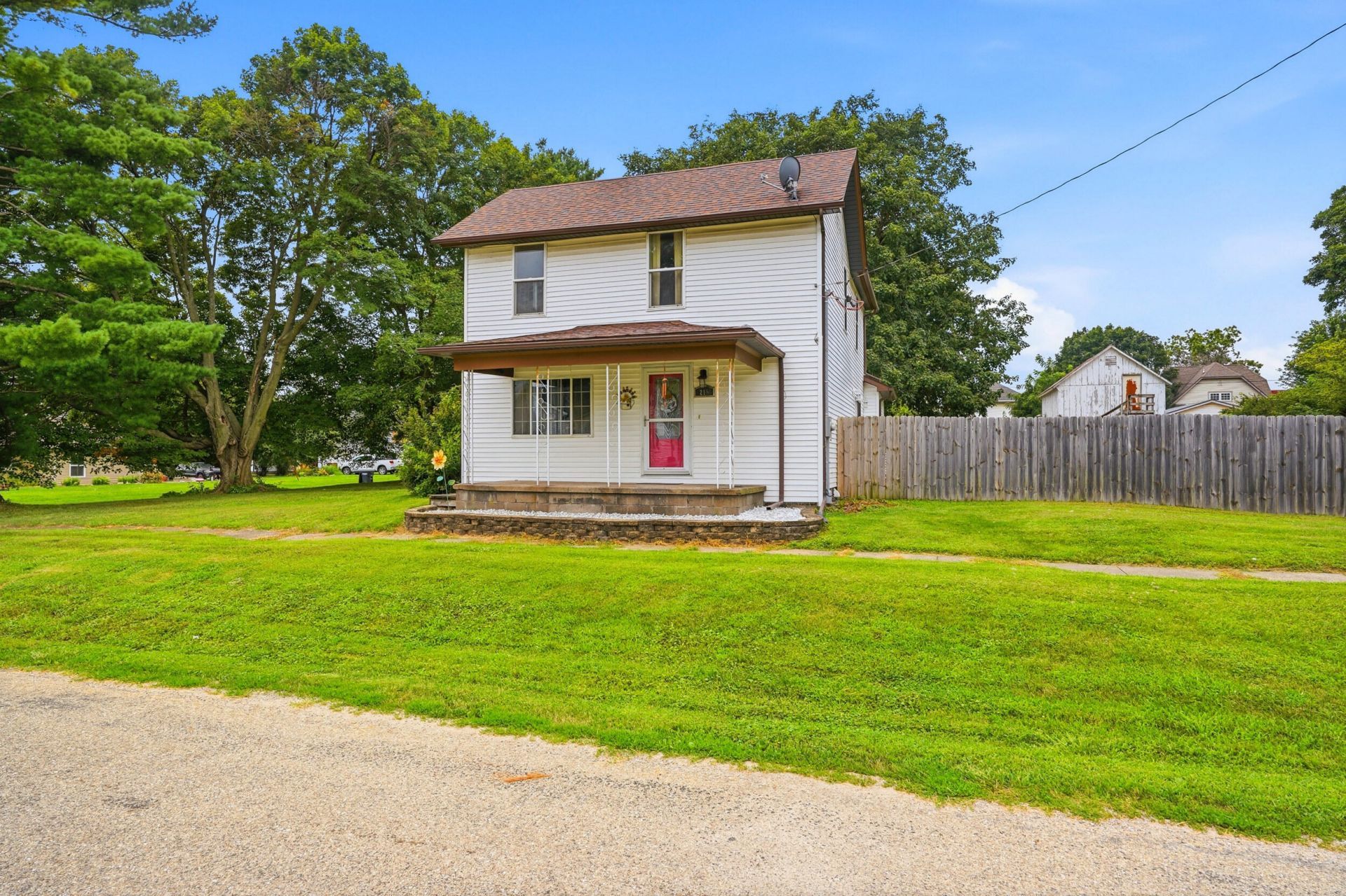 215 S Market St, Grandview, IA 52752 Main Photo