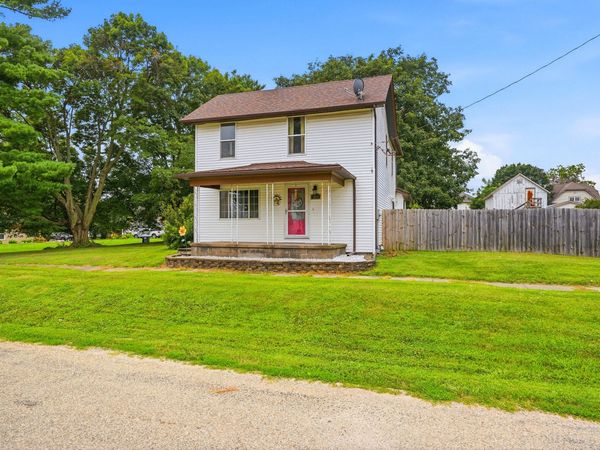 215 S MARKET ST, Grandview, IA 52752