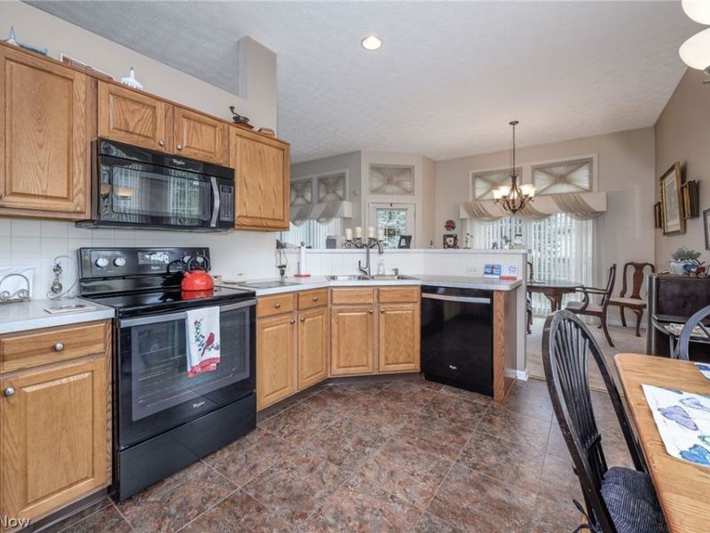 1827 Southpointe Circle NE, Canton, OH 44714 Photo 9