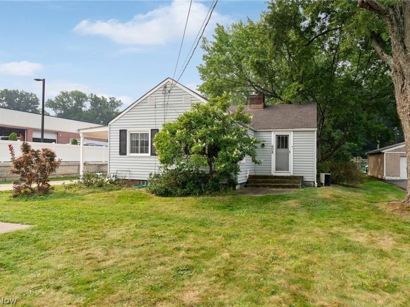 608 Applegrove Street NW, North Canton, OH 44720 Photo 3