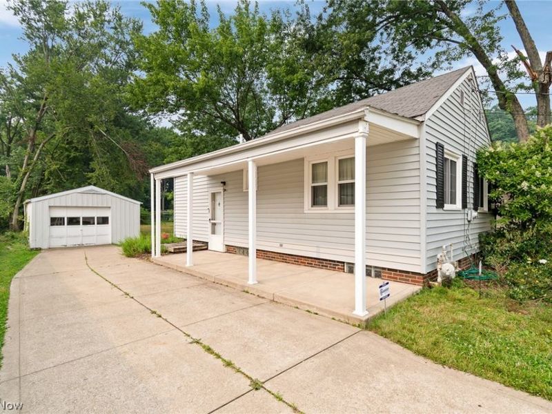 608 Applegrove Street NW, North Canton, OH 44720 Photo 4