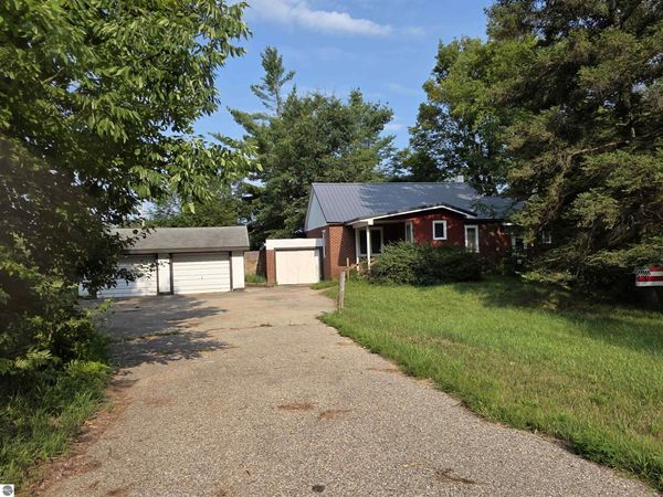10593 Mackinaw Trail S, Cadillac, MI 49601