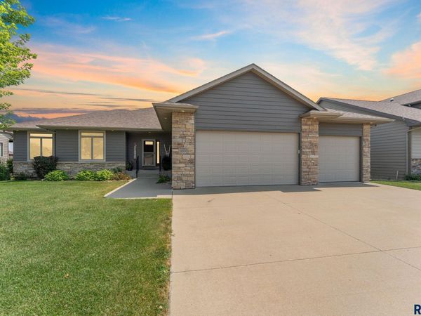 1600 S Kinderhook Ave, Sioux Falls, SD 57106