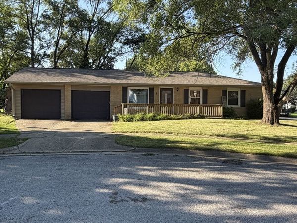8 Sandburg Court , Clinton, IL 61727