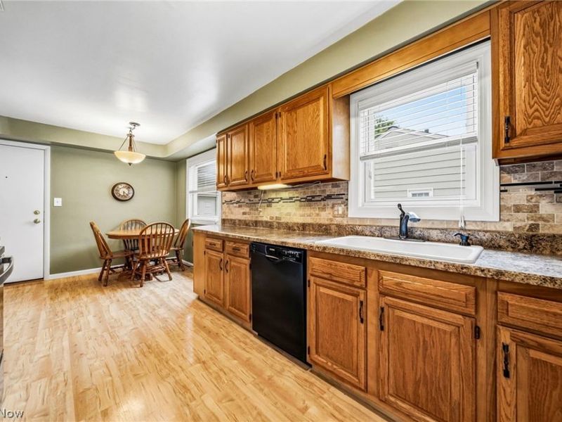 5117 Thornbury Road, Lyndhurst, OH 44124 Photo 2