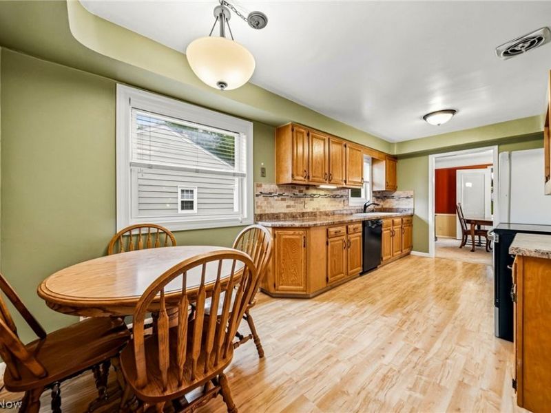 5117 Thornbury Road, Lyndhurst, OH 44124 Photo 3
