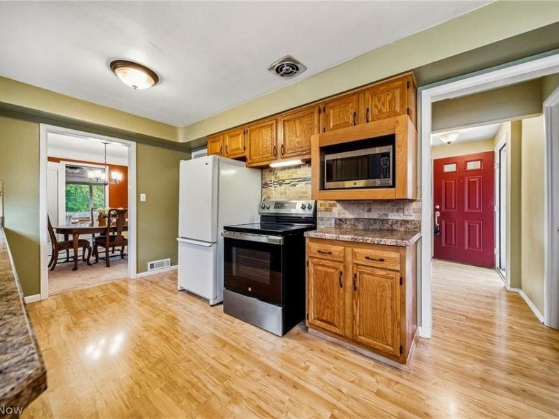 5117 Thornbury Road, Lyndhurst, OH 44124 Photo 4