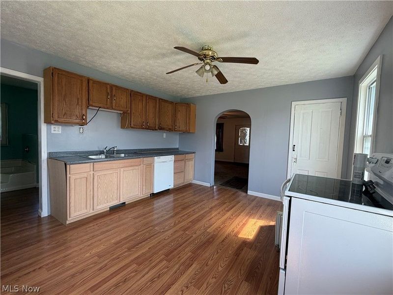 296 Pennsylvania Avenue , Sebring, OH 44641 Photo 13