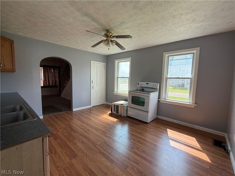 296 Pennsylvania Avenue , Sebring, OH 44641 Photo 14
