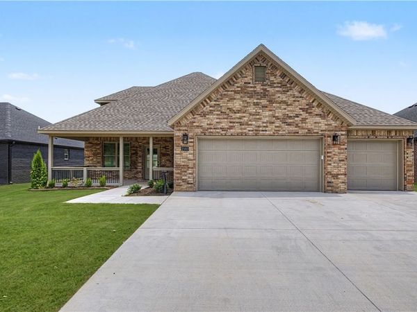 2103 N Chanae Street , Siloam Springs, AR 72761