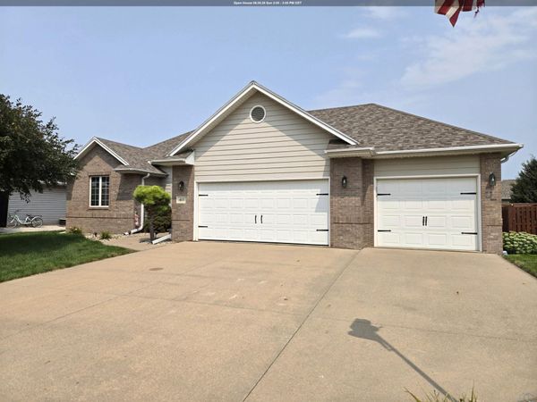 415 Brookshire Ct., Sergeant Bluff, IA 51054