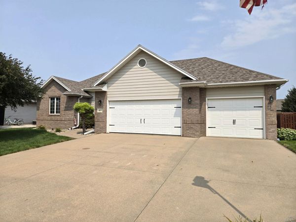 415 Brookshire Ct., Sergeant Bluff, IA 51054