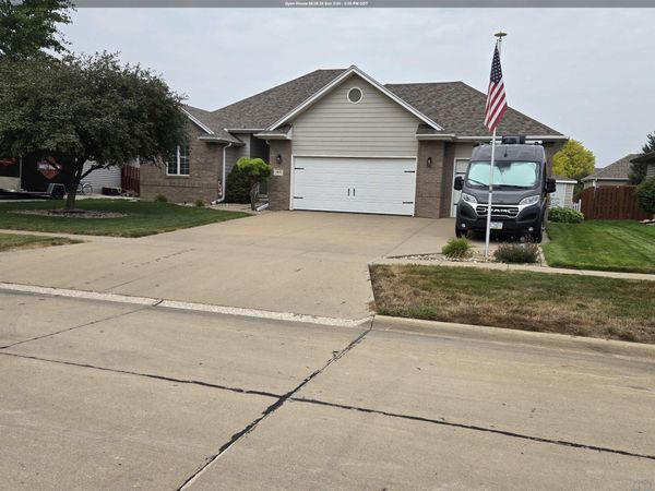 415 Brookshire Ct., Sergeant Bluff, IA 51054