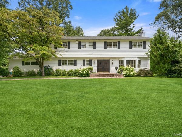 50 Flamingo Road, Roslyn, NY 11576