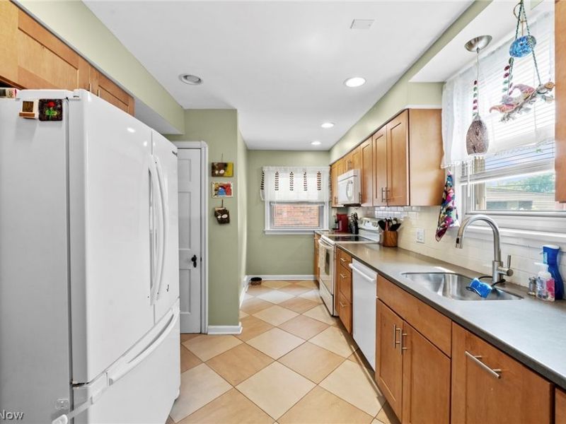 15719 Fernway Avenue, Cleveland, OH 44111 Photo 12