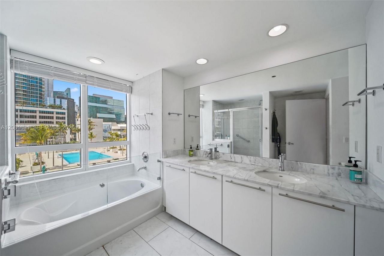 950 Brickell Bay Dr, Unit 1211, Miami, FL 33131 Photo