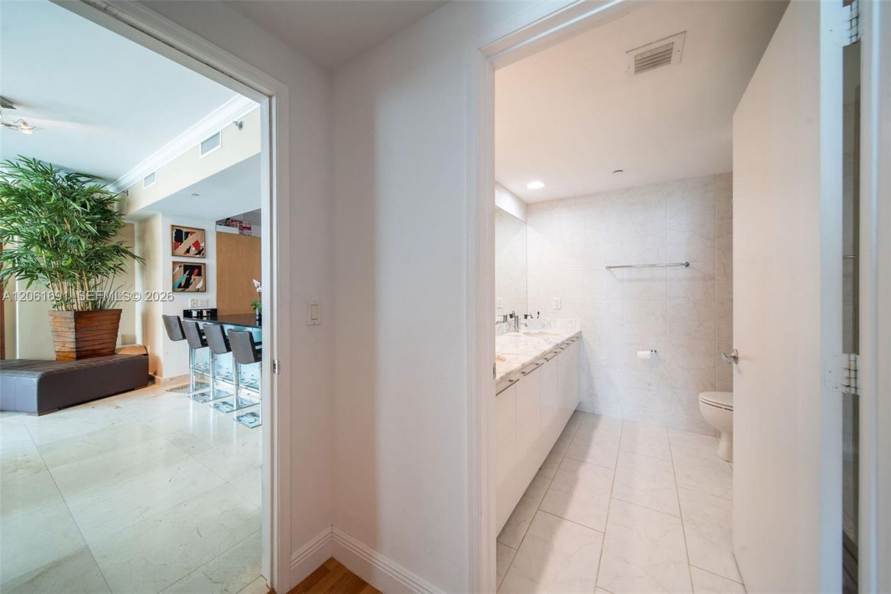 950 Brickell Bay Dr, Unit 1211, Miami, FL 33131 Photo