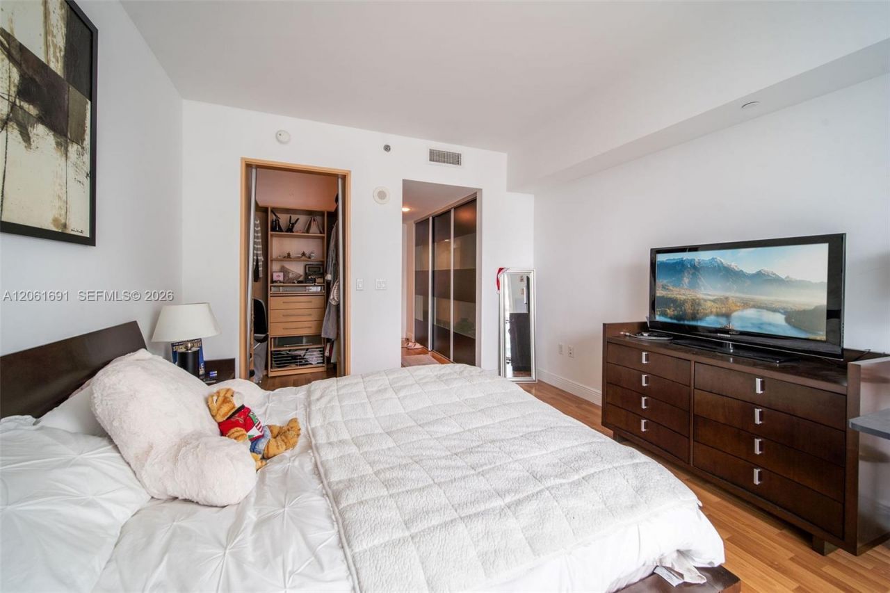 950 Brickell Bay Dr, Unit 1211, Miami, FL 33131 Photo