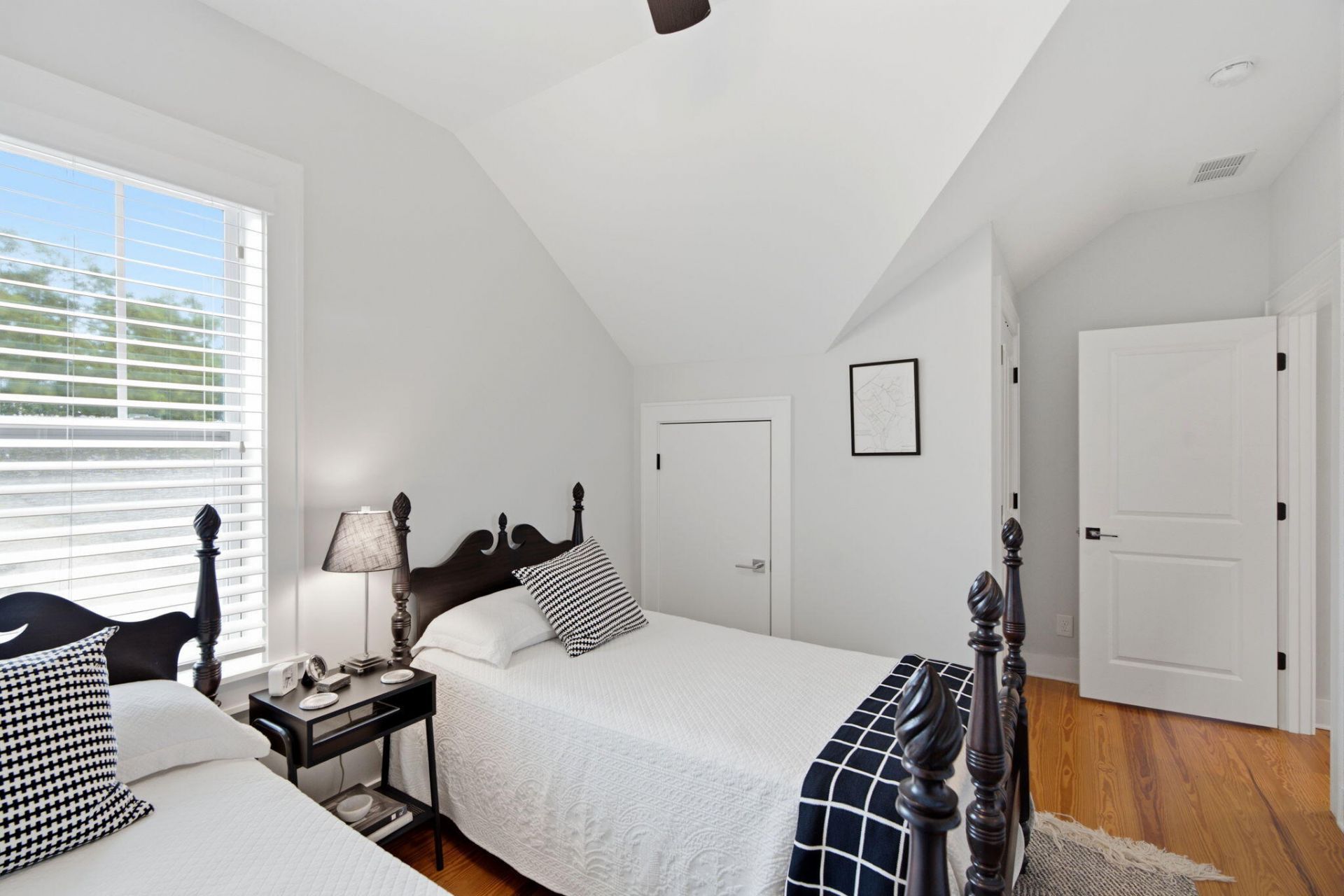 881 Ashley Avenue Photo 33
