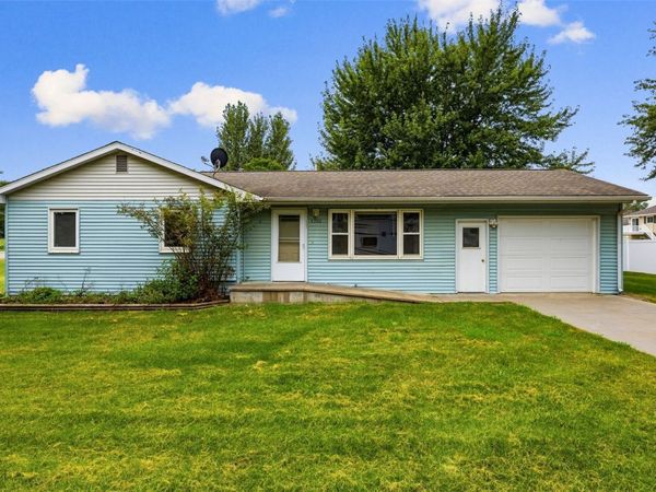 1701 I Avenue , Vinton, IA 52349