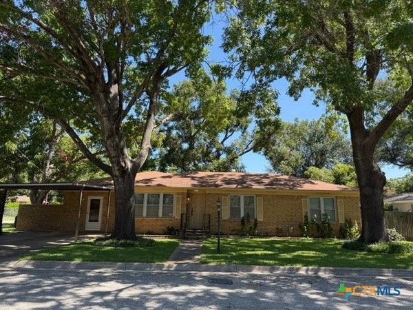 802 E 14th St , Cameron, TX 76520