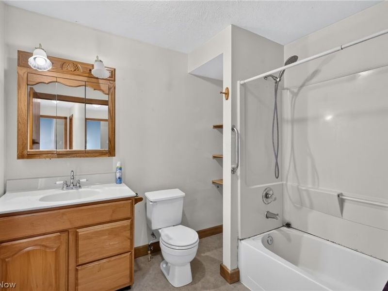 276 E College Street, West Farmington, OH 44491 Photo 10