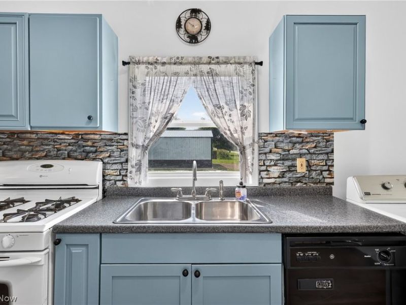 276 E College Street, West Farmington, OH 44491 Photo 4