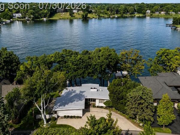 1879 Long Pointe Drive, Bloomfield Hills, MI 48302