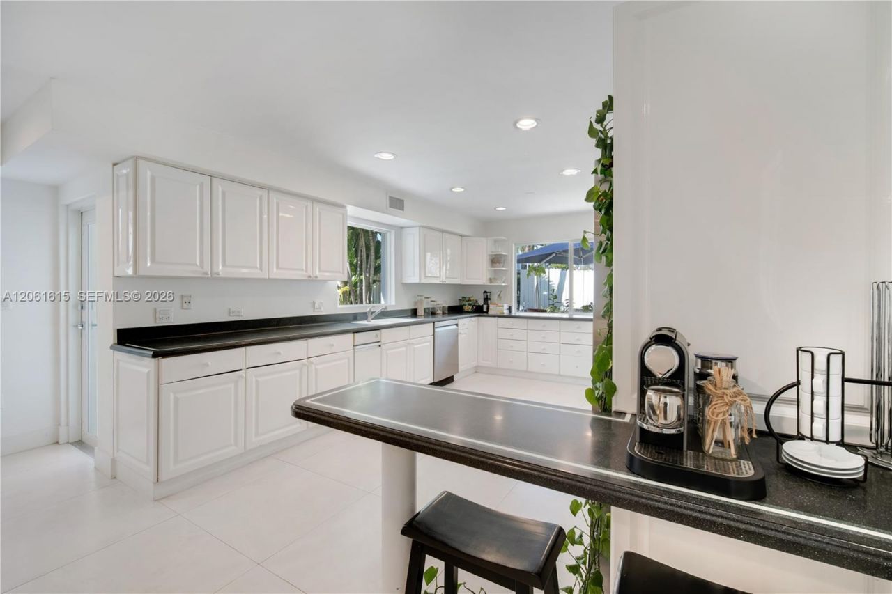 324 Caribbean Rd , Key Biscayne, FL 33149 Photo