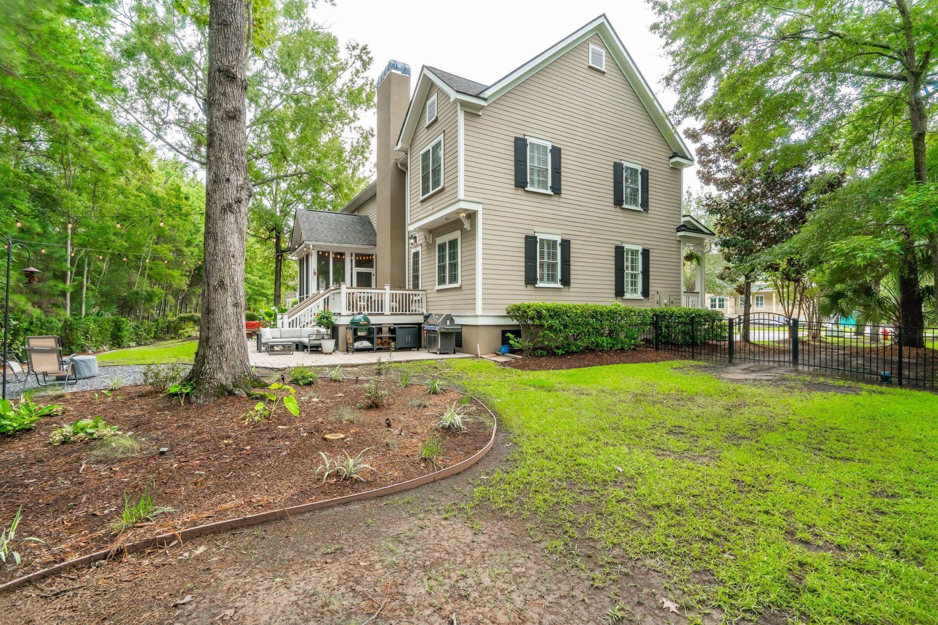 1527 Capel Street Photo 82