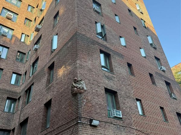 11 metropolitan oval , Bronx, NY 10462