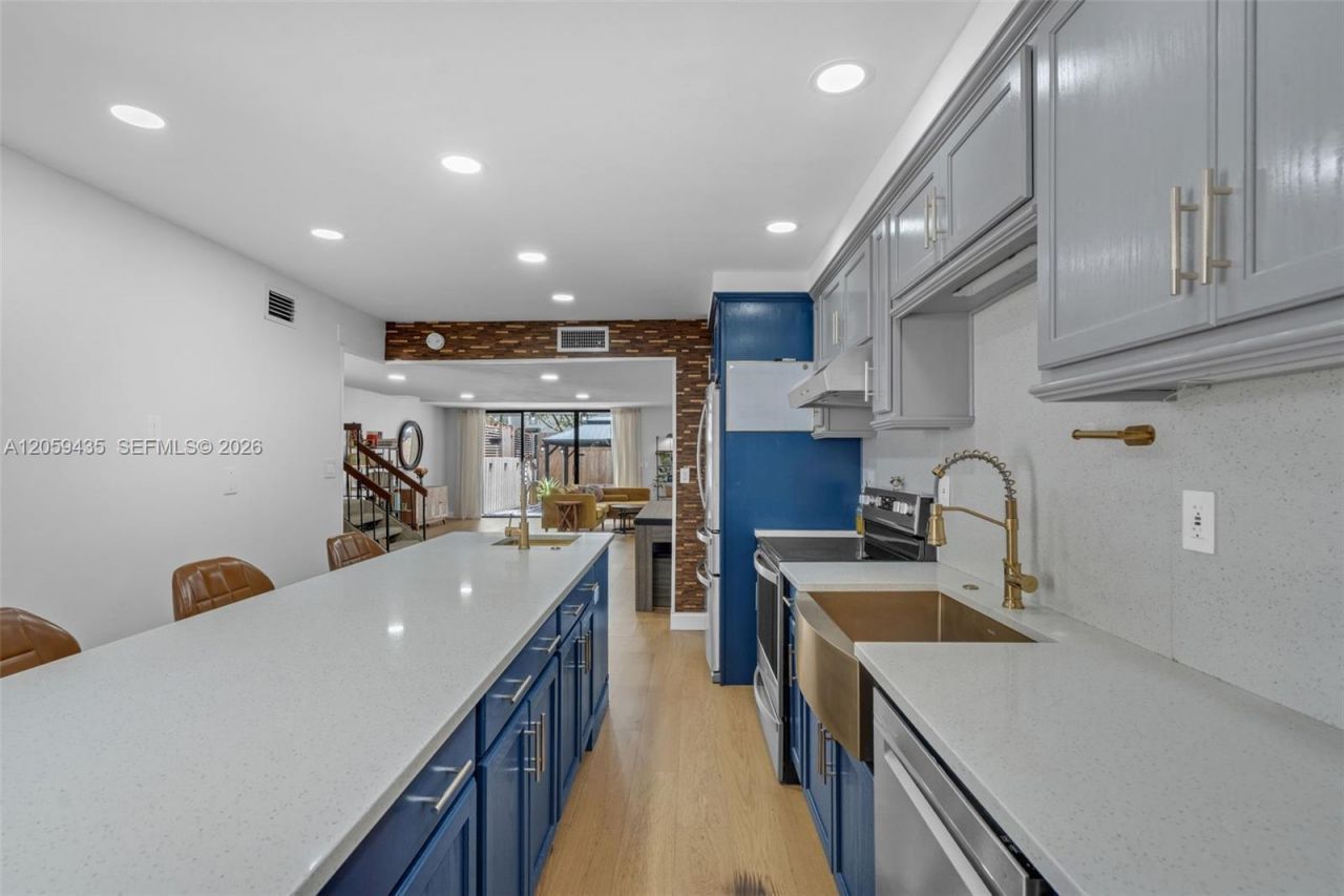 683 NE 206th Ter , Miami, FL 33179 Photo