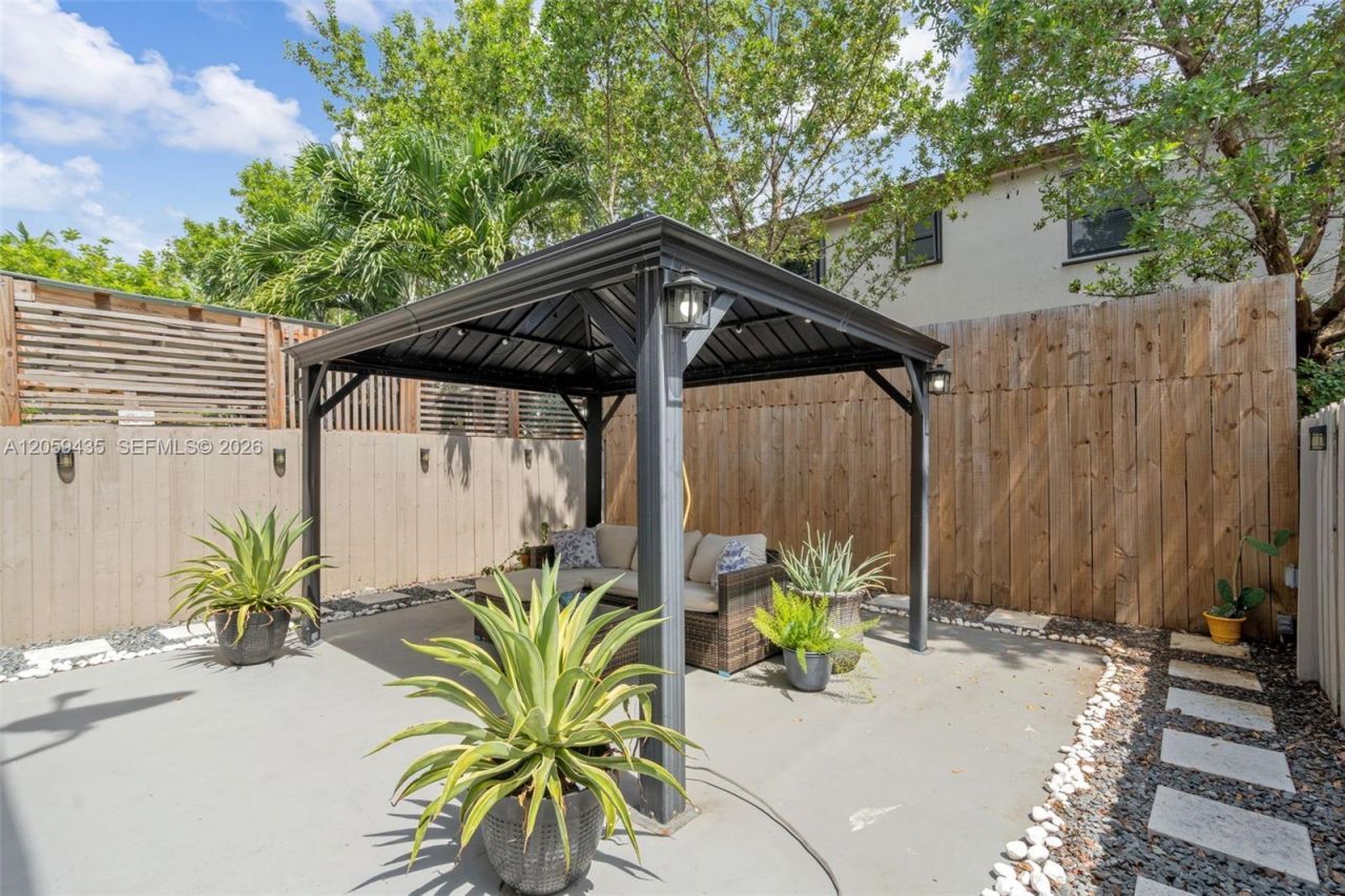 683 NE 206th Ter , Miami, FL 33179 Photo