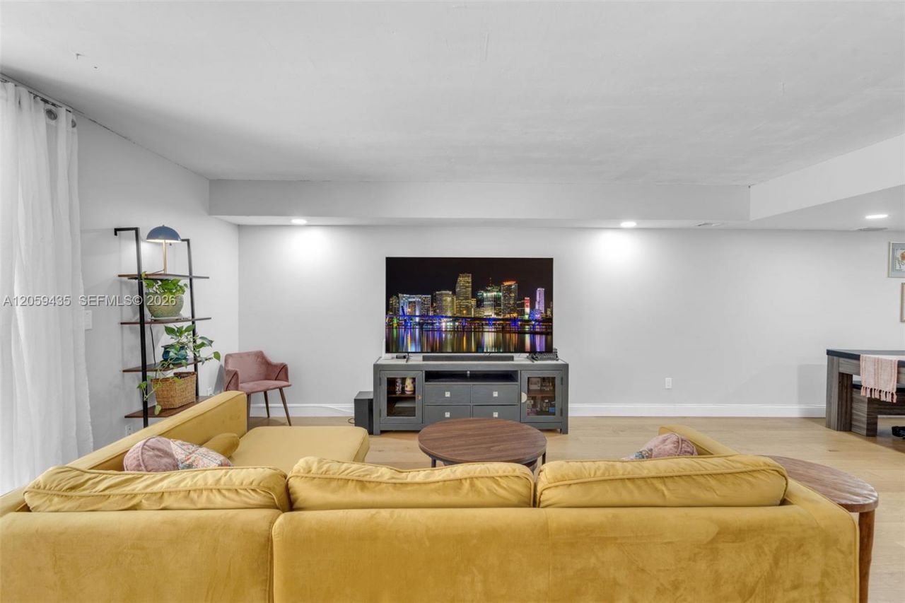 683 NE 206th Ter , Miami, FL 33179 Photo