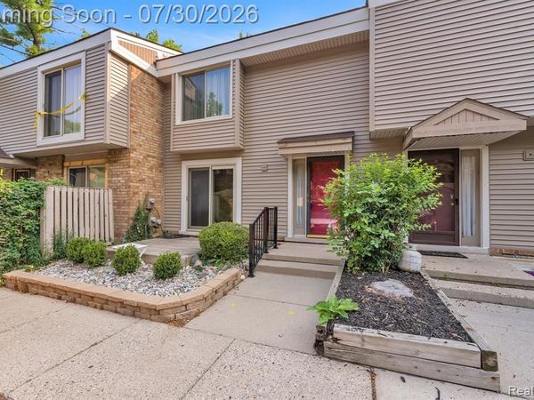 1424 Oakbrook E, Rochester Hills, MI 48307