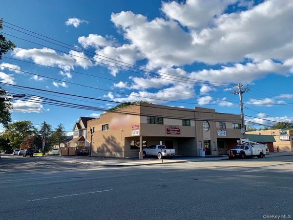 1061 N Broadway , Massapequa, NY 11758