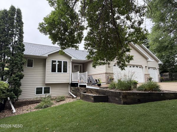 521 11TH AVENUE NW, Watertown, SD 57201