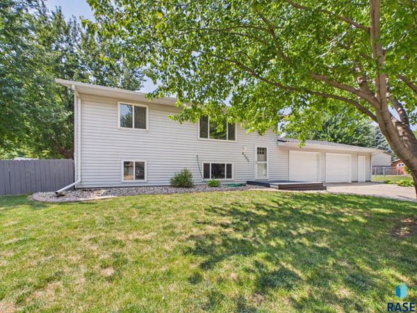 4305 S Plains Dr, Sioux Falls, SD 57106