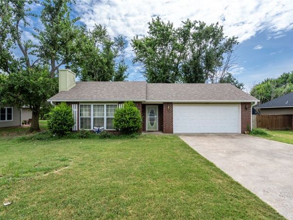 108 Greenwood Place, Siloam Springs, AR 72761