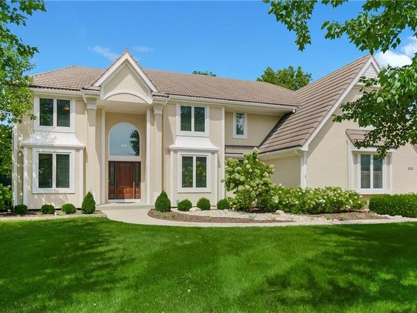 1824 Summit Valley Drive, Lee's Summit, MO 64081