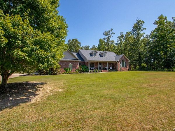 104 PARKWAY Square, Pearcy, AR 71964