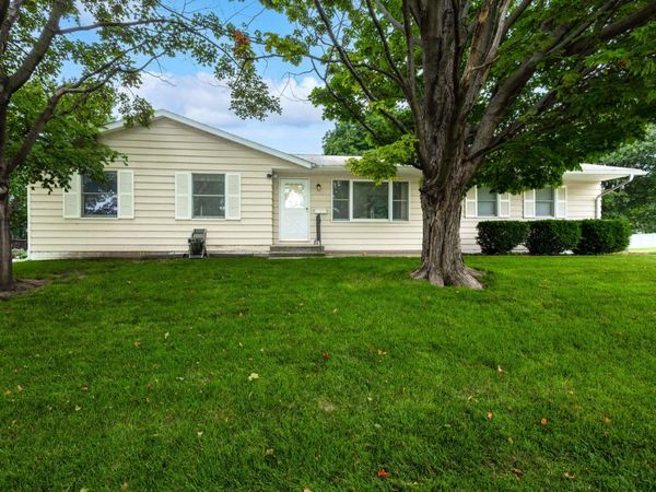 3334 S Hampton Drive , Bettendorf, IA 52722
