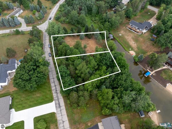 1009 Cantabrian Drive, Weidman, MI 48893